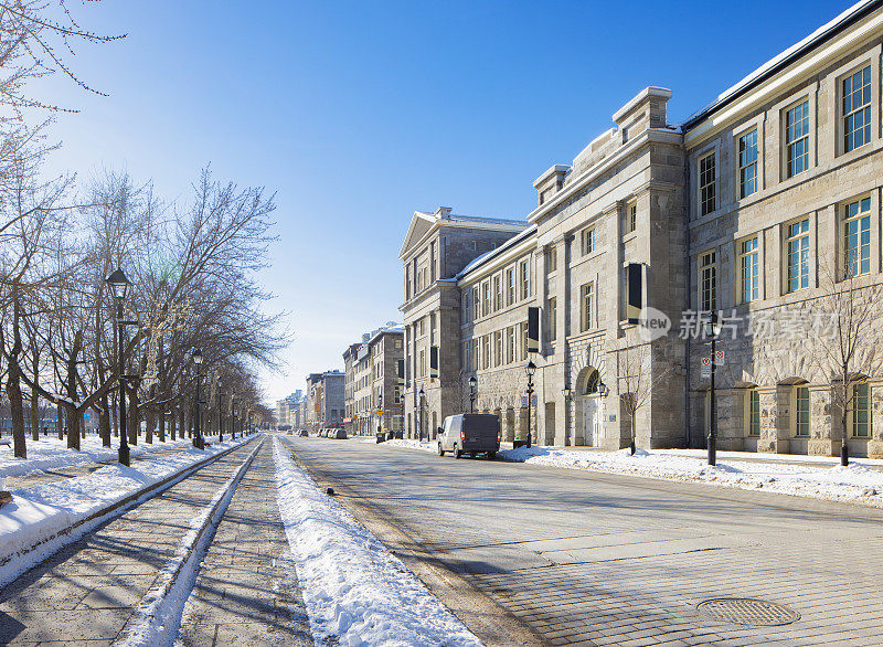 Vieux Montreal Rue de la commune city在一个阳光明媚的冬日